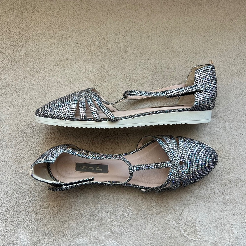 SJP Sarah Jessica Parker 7-7.5 EU 38 Silver Holographic Glitter Caged Flat Bling